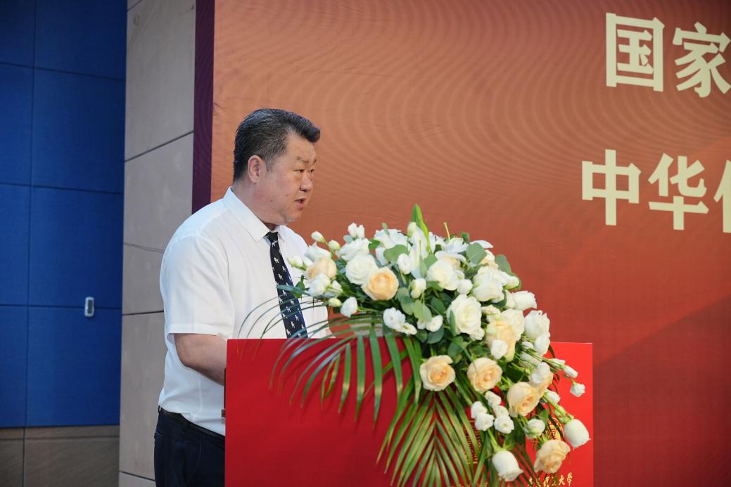 图2 艺术与设计公司党委副书记、经理孙波主持讲话，例1